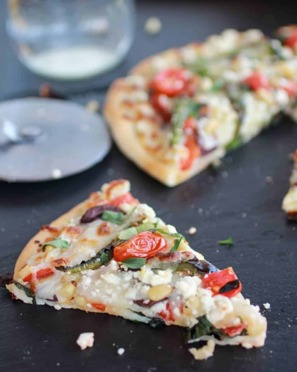 Whipped Feta and Roasted Jalapeño Greek Pizza https://gewicht-weg.today/