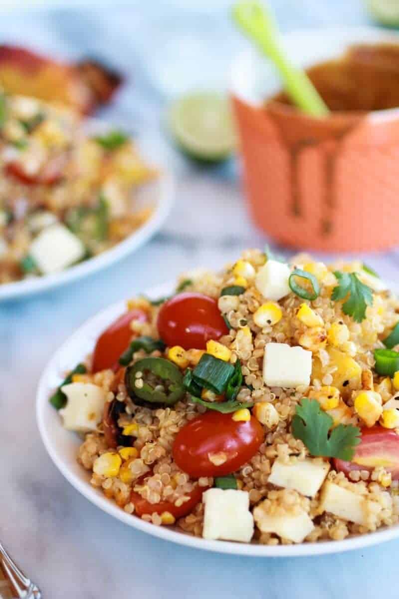 BBQ Grilled Corn, Jalapeño and Peach Quinoa Salad | https://gewicht-weg.today/