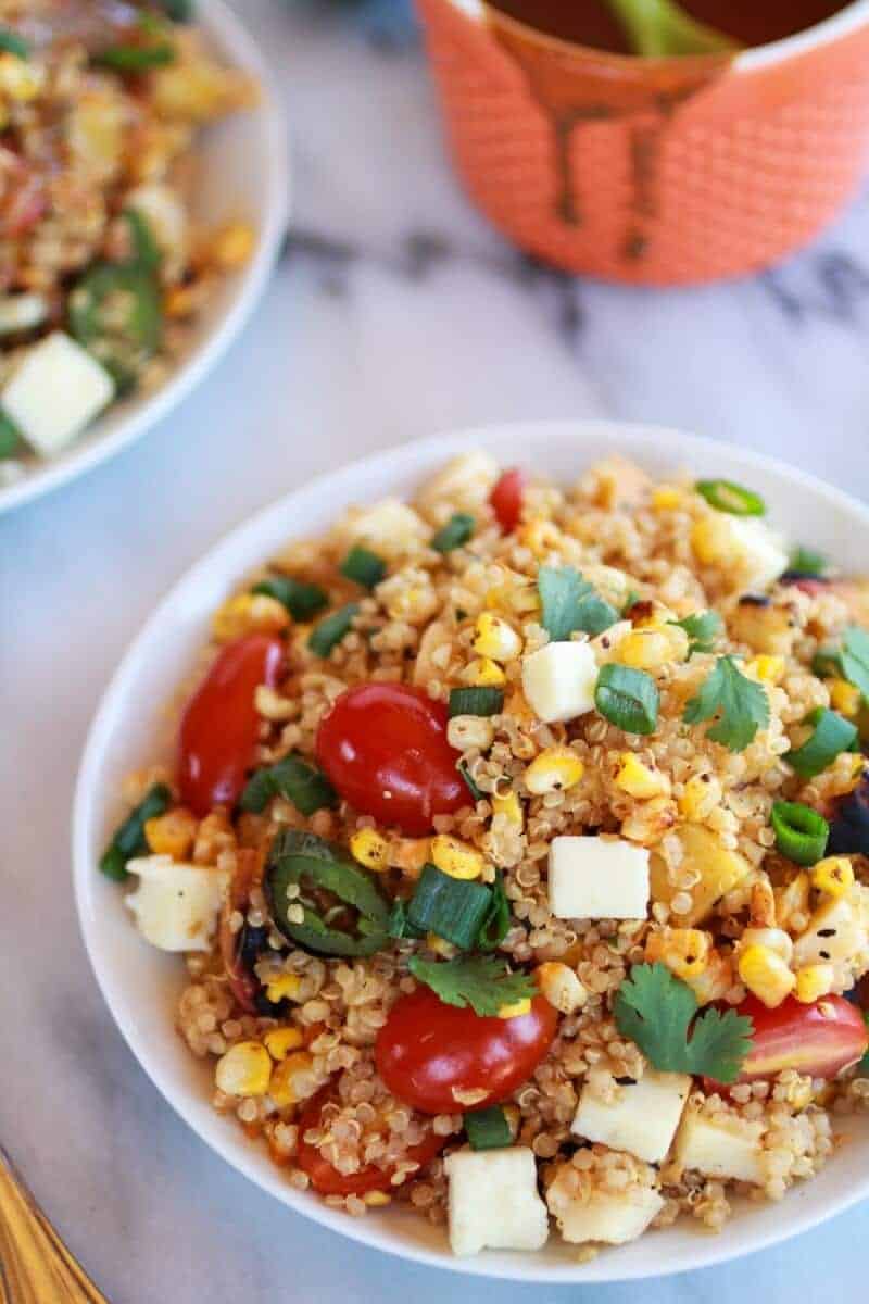 BBQ Grilled Corn, Jalapeño and Peach Quinoa Salad | https://gewicht-weg.today/