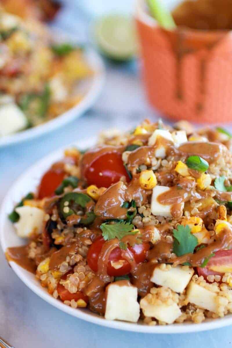 BBQ Grilled Corn, Jalapeño and Peach Quinoa Salad | https://gewicht-weg.today/