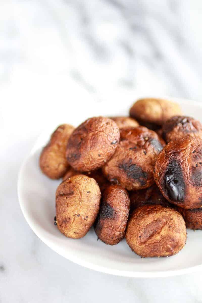 Caprese Quinoa Grilled Stuffed Mushrooms with Balsamic Glaze | https://gewicht-weg.today/