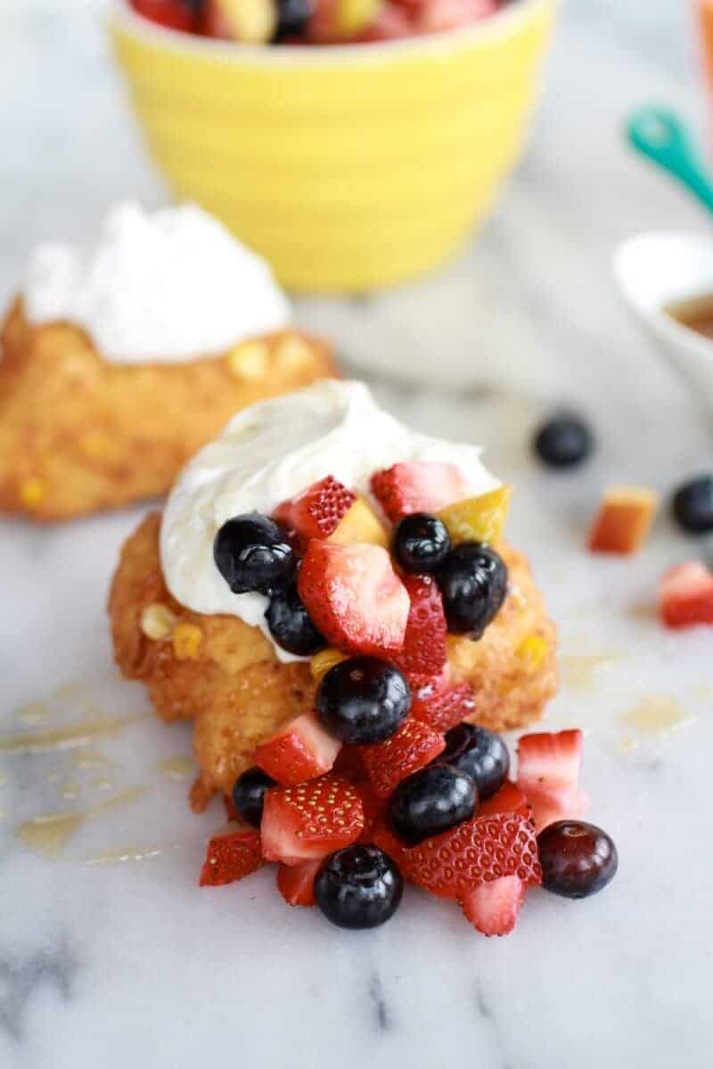 Corn Fritters with Coconut Whipped Cream and Sweet Honey Bourbon Syrup | https://gewicht-weg.today/