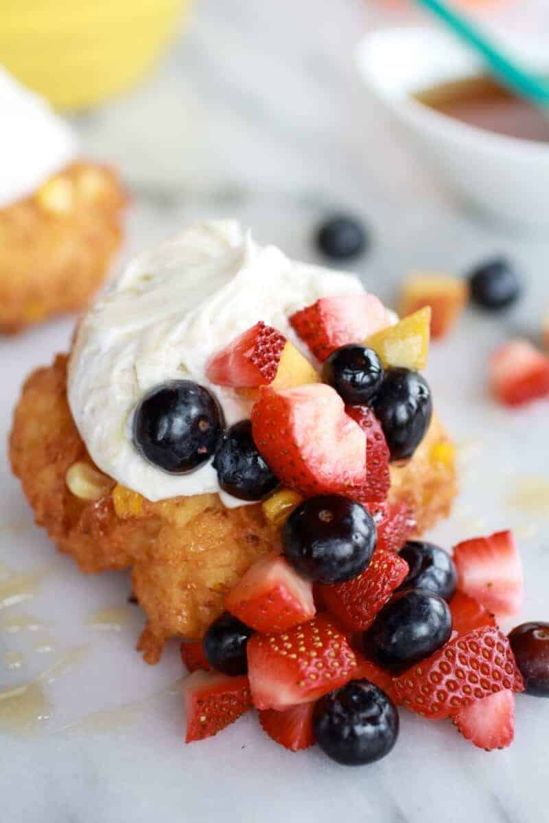 Corn Fritters with Coconut Whipped Cream and Sweet Honey Bourbon Syrup | https://gewicht-weg.today/