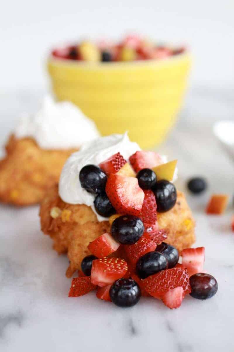 Corn Fritters with Coconut Whipped Cream and Sweet Honey Bourbon Syrup | https://gewicht-weg.today/