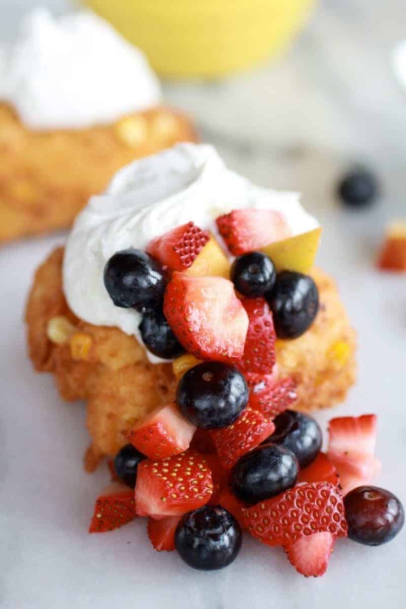 Corn Fritters with Coconut Whipped Cream and Sweet Honey Bourbon Syrup | https://gewicht-weg.today/