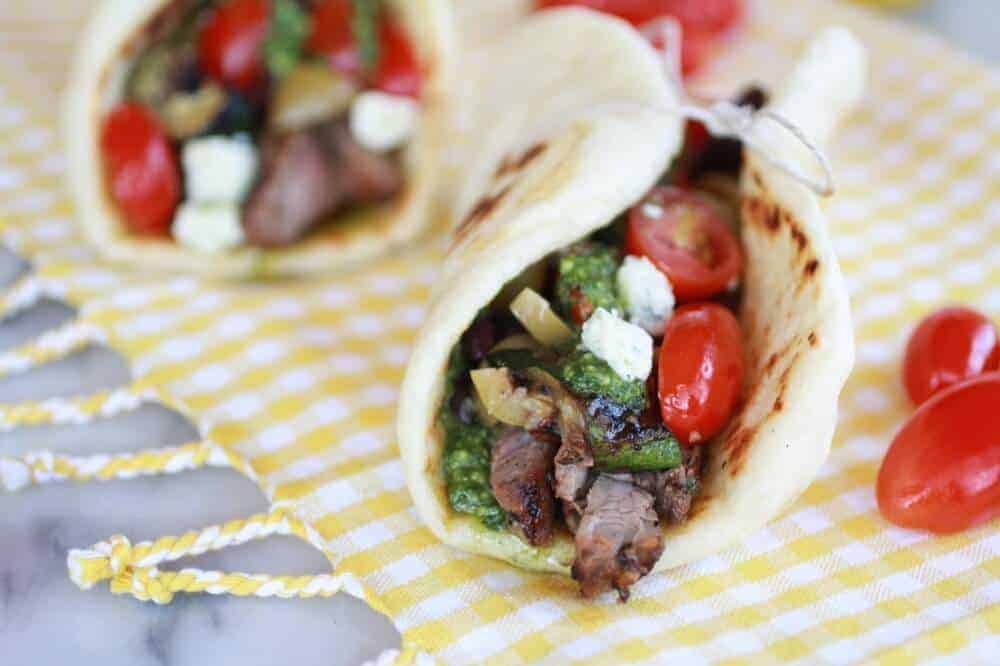 Greek Steak and Pesto Salad Gyros | https://gewicht-weg.today/