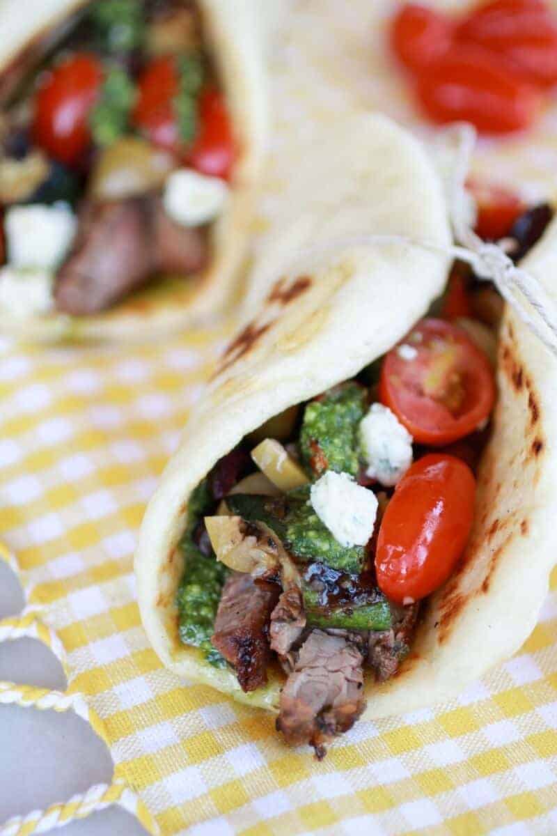 Greek Steak and Pesto Salad Gyros | https://gewicht-weg.today/