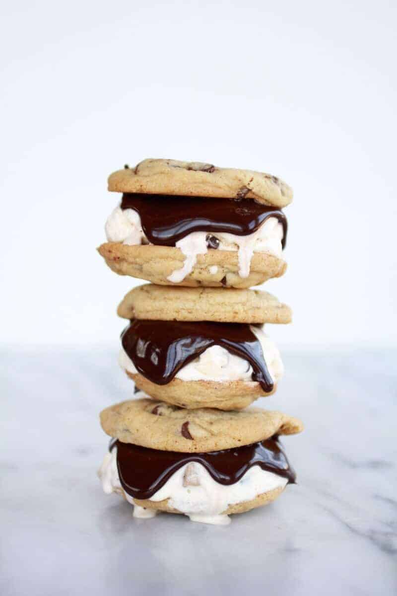 Hot Fudge Chocolate Chip Cookie Cookie Dough Ice Cream Sandwich | https://gewicht-weg.today/