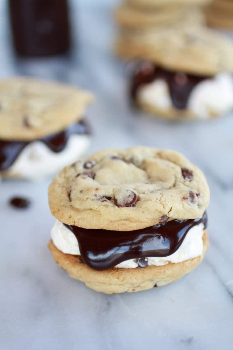 Hot Fudge Chocolate Chip Cookie Cookie Dough Ice Cream Sandwich | https://gewicht-weg.today/