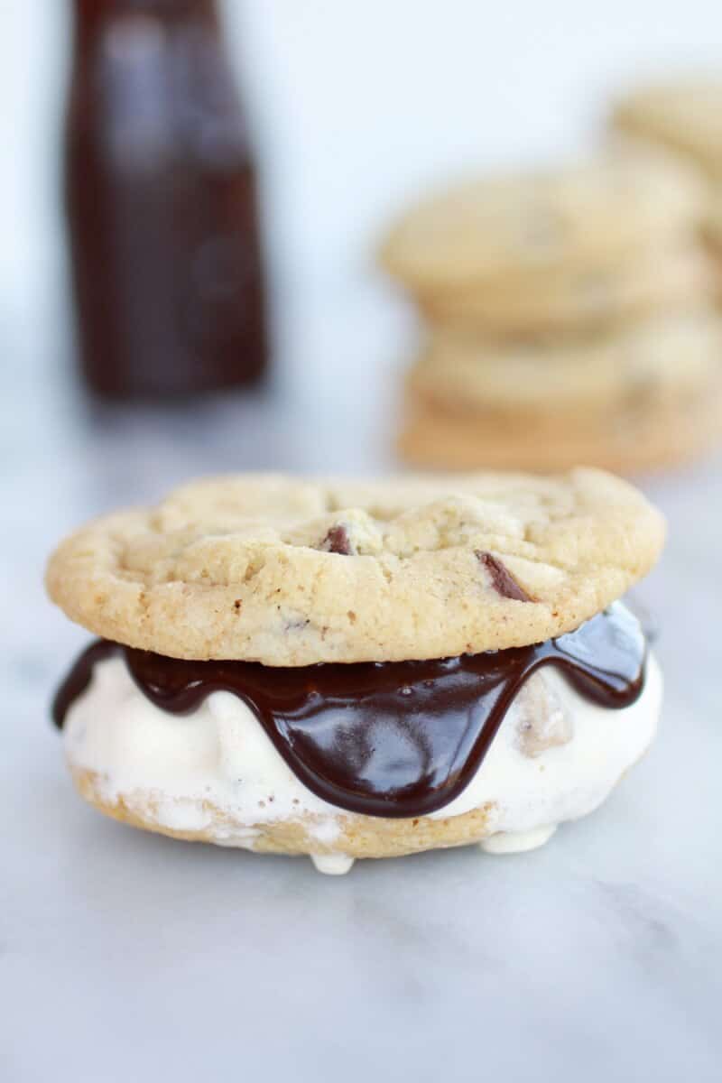 Hot Fudge Chocolate Chip Cookie Cookie Dough Ice Cream Sandwich | https://gewicht-weg.today/