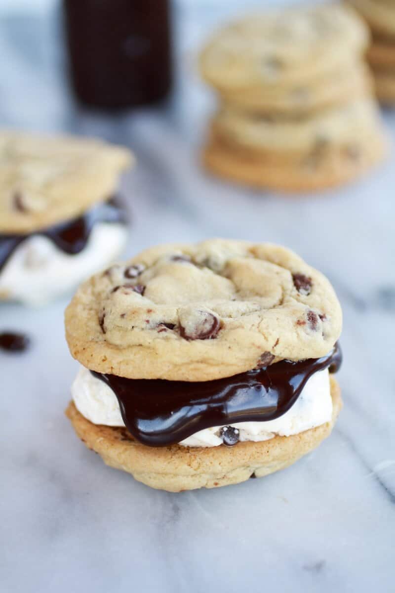 Hot Fudge Chocolate Chip Cookie Cookie Dough Ice Cream Sandwich | https://gewicht-weg.today/