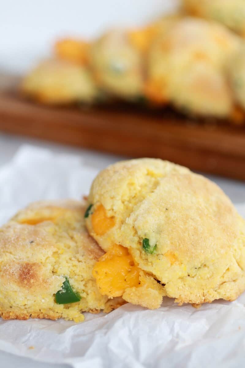 Sweet Honey Jalapeño Cheddar Cornbread Biscuits | https://gewicht-weg.today/