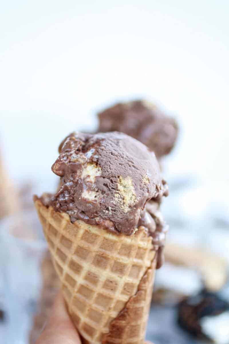 Toasted S'more Chocolate Fudge Ice Cream | https://gewicht-weg.today/