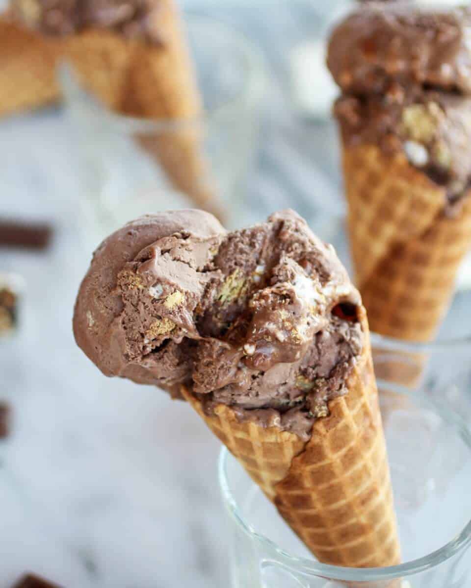Toasted S'more Chocolate Fudge Ice Cream | https://gewicht-weg.today/